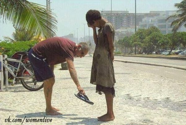 Фотография человека, дающего свою обувь бездомной в Рио-де-Жанейро. Девочка расплакалась.