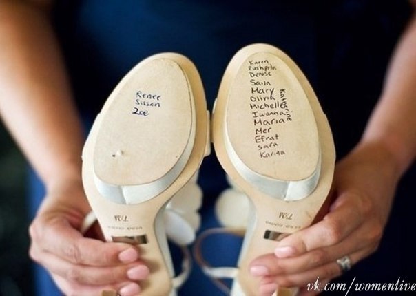 Интересная греческая традиция: перед церемонией невеста пишет имена своих незамужних подруг на подошвах туфелек. Чье имя в течение дня сотрется первым – та скоро тоже обретет свое счастье.