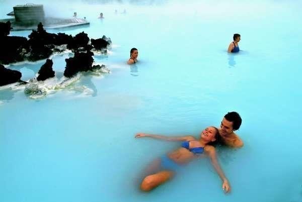 Голубая лагуна - геотермальный бассейн в Исландии. Средняя температура воды +37 °С.