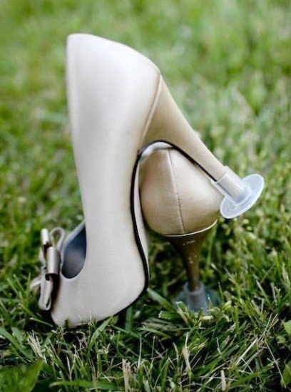 Девушки, которым хоть раз доводилось ходить в туфлях на шпильке по траве, поймут, зачем это.