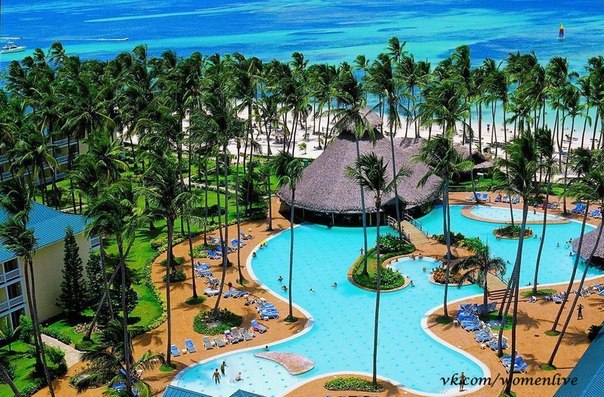 Пляж Баваро, Доминиканская республика, 3-километровый пляж с рощами кокосовых пальм и белым коралловым песком.