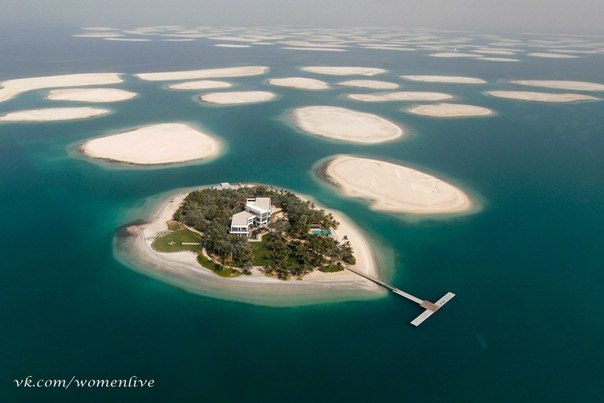 Первый и пока единственный дом, построенный на искусственном архипелаге The World в 4 километрах от Дубая, ОАЭ. Архипелаг состоит из 300 частных островов и по форме повторяет карту мира.