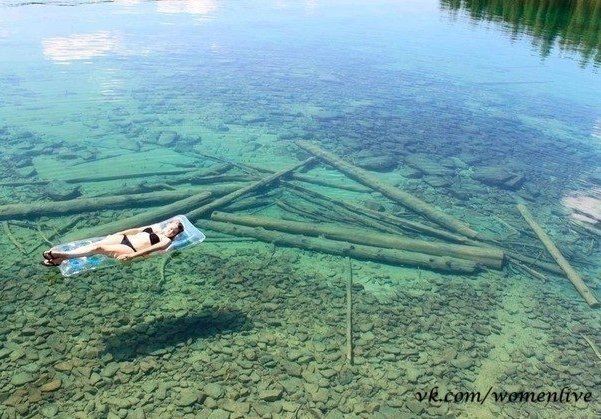 На северо-западе штата Монтана, США. Вода здесь настолько прозрачная, что кажется будто озеро неглубокое. На самом деле тут глубоко.