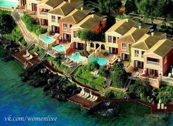 Дома на побережье острова Корфу, Греция