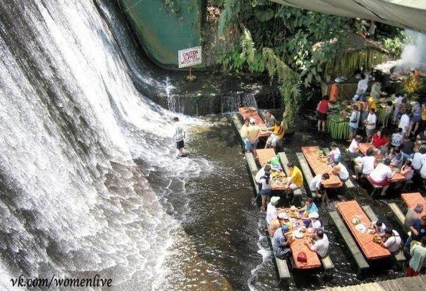 Ресторан у водопада, Филиппины.