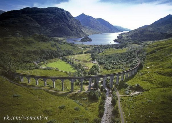 Железная дорога, которая известна миру как "Дорога в Хогвартс" находится в Шотландии.