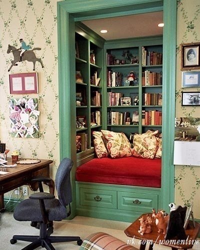 Кладовка, превращенная в маленькую библиотеку с комфортным местом для чтения