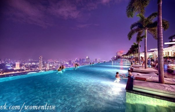 Незабываемой красоты бассейн на крыше отеля Marina Bay Sands