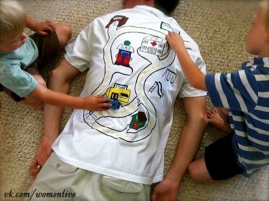 Принт на футболке: детям-игра, папе-массаж спины.