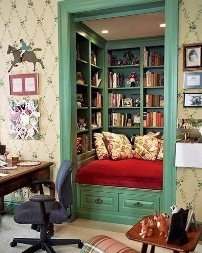 Кладовка, превращенная в маленькую библиотеку с комфортным местом для чтения.