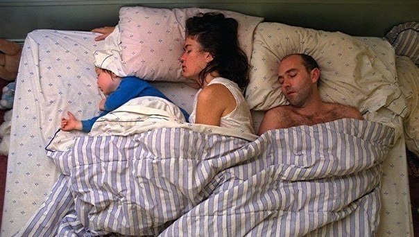 Спящую семью фотографировали каждые полчаса. 
