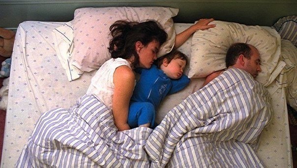 Спящую семью фотографировали каждые полчаса. 