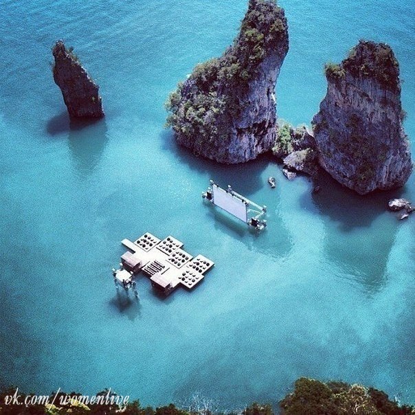 Плавающий кинотеатр, лагуна острова Яо Ной, Таиланд.