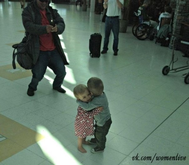 Эти два малыша, которые никогда раньше не встречались, просто решили обняться посреди терминала аэропорта, будто они давно не виделись.