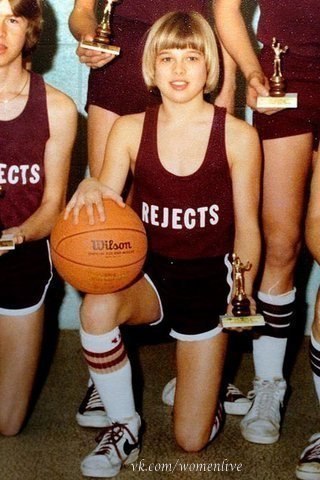Эта милая "девочка" с кубком за первенство в баскетбольном матче на самом деле - Бред Питт, ему здесь 14 лет.