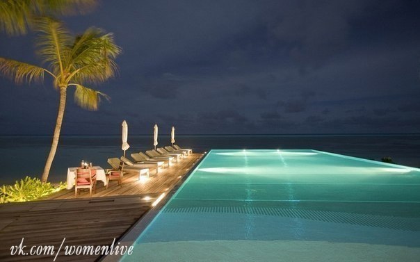 Теплым летним вечером на Мальдивах.