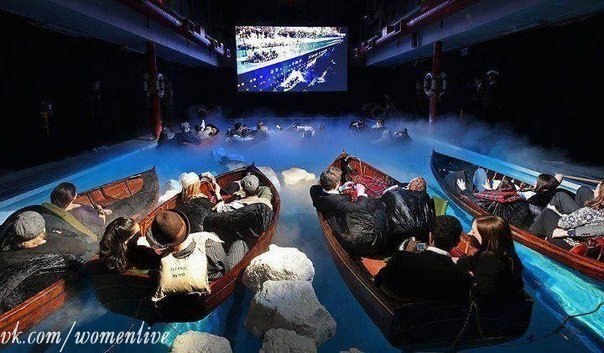 Зрители на показе фильма «Титаник 5D» в Лондоне.