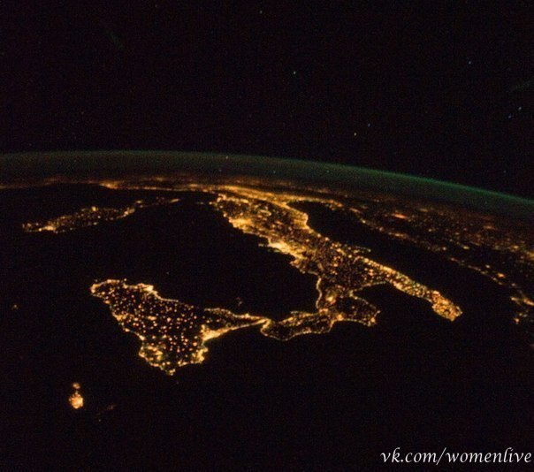 Ночная Италия из космоса.