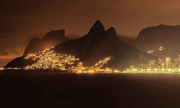 Рио-де-Жанейро, Бразилия. Вид на ночной город.