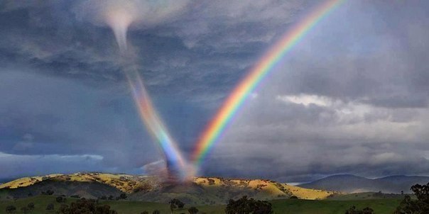 Красивое фото: торнадо высасывает радугу.