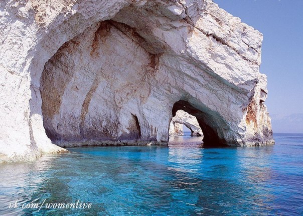 Бухта Наваджио, на острове Закинтос в Греции. Бухта Наваджио считается одним из самых красивых мест на Земле. Оцените и Вы))