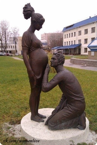 Памятник беременной женщине в Минске, Белоруссия