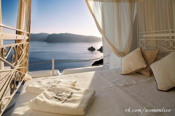 Утренний вид из номера отеля Katikies, Санторини, Греция.