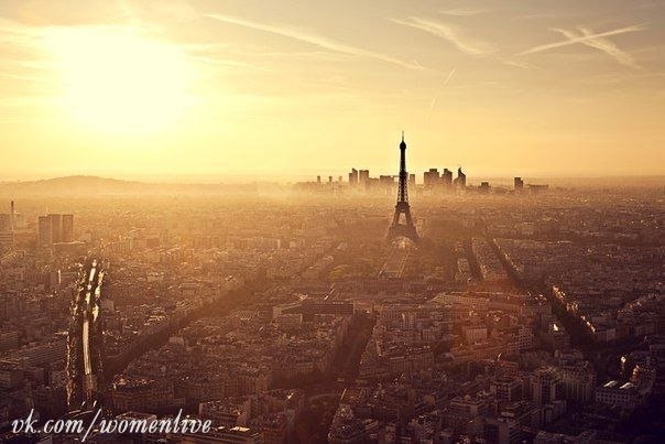 Золотой закат в Париже. Фото сделано с Башни Монпарнас.