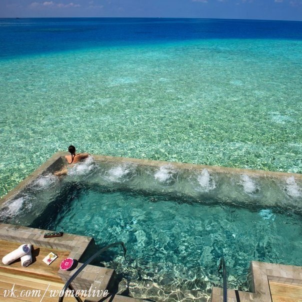 Бассейн отеля Velassaru Maldives, Мальдивы.