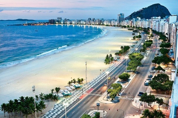 Копакабана — знаменитый четырёхкилометровый пляж в Рио-де-Жанейро, Бразилия. 