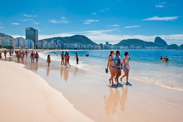 Копакабана — знаменитый четырёхкилометровый пляж в Рио-де-Жанейро, Бразилия. 