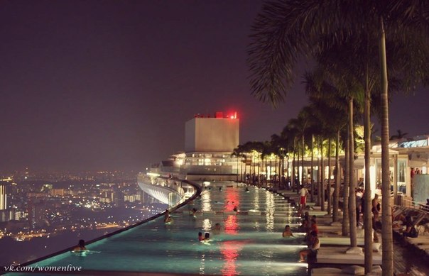 В бассейне Infinity Pool на крыше отеля Marina Bay Sands, Сингапур.