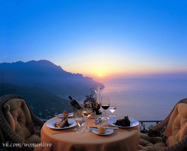 Романтический ужин в Италии с видом на Средиземное море.