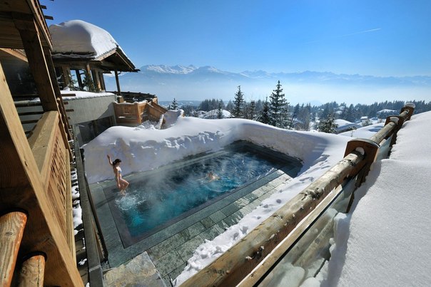 Подогреваемый бассейн горнолыжного курорта Кран-Монтан в Швейцарии.