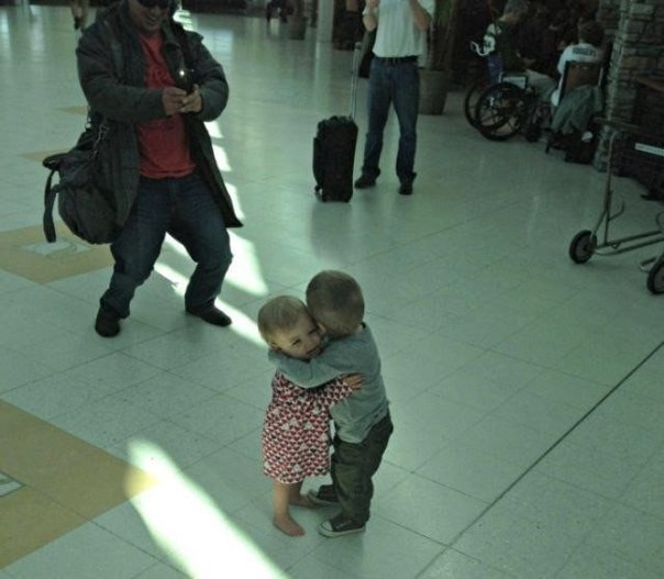 Эти два малыша, которые никогда раньше не встречались, просто решили обняться посреди терминала аэропорта, будто они давно не виделись.))