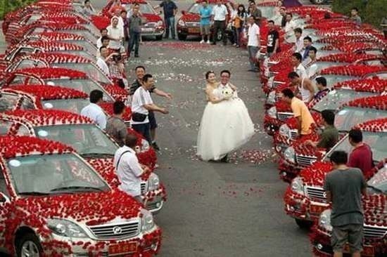 Молодой китаец в день свадьбы подарил невесте 99999 роз. На покупку цветов парень потратил свою зарплату за целый год.