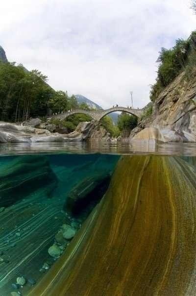 Река Верзаска - кристально чистая вода на глубине 15 метров (Швейцария)