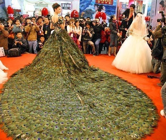 Необыкновенное свадебное платье сшили в Китае.