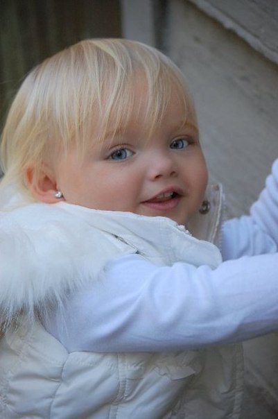 Айре Браун всего 2 года, а она уже известная модель в США, ее родители подписали контракты с несколькими известными марками производителей детской одежды.