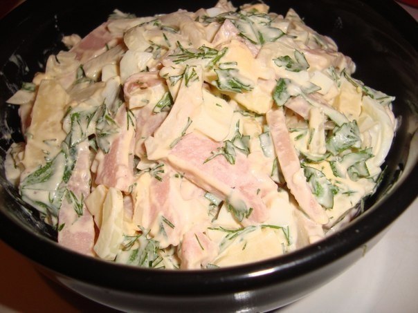 Вкусный салат с ветчиной и сыром 