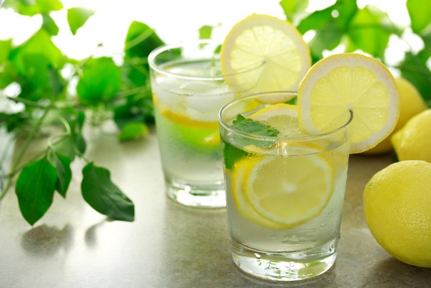 Гастроэнтерологи назвали 7 веских причин, по которым день следует начинать со стакана воды с лимоном. 