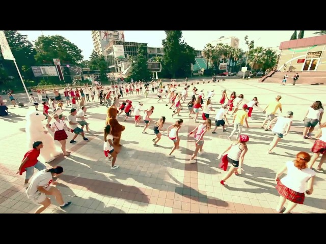 Как двухэтажный лондонский автобус оказался в центре города Сочи? Кто эти люди и почему они танцуют? Море красных шаров, сотни улыбок, хорошая музыка и отличное настроение! Узнай, как Coca-Cola встречает Олимпиаду-2014!