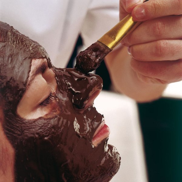 Этот рецепт маски из какао улучшает цвет лица, кожа после нее становится матовой и бархатистой, подходит для любого типа кожи: