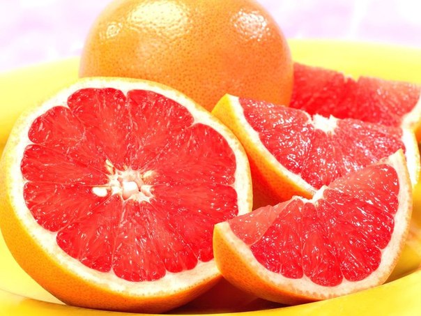 Пользу грейпфрута для похудения переоценить нельзя. Этот фрукт - первый помощник в борьбе с лишним весом.