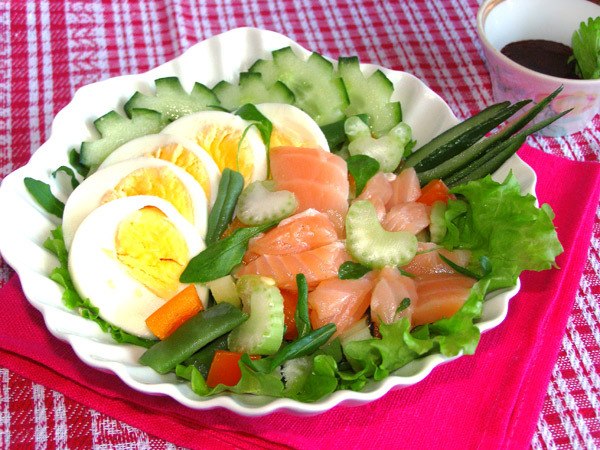 Салат с лососем "Прелесть" (98 ккал/100 гр)