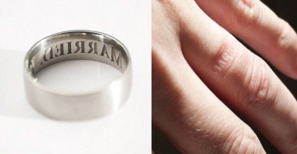 Обручальное кольцо, которое оставляет отпечаток "женат" после его снятия.