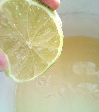 Яичный белок взбить до получения густой пены, добавить несколько капель лимонного сока, смешать с овсяной мукой. 