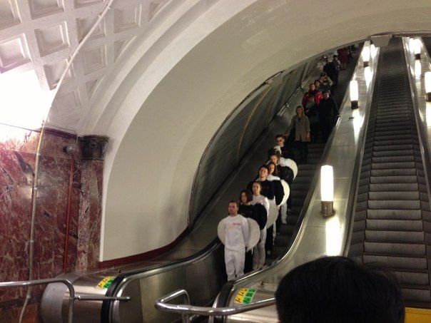 В московском метро сегодня не самые обычные пассажиры! Смотрите сами! #АнгелИлиДемон