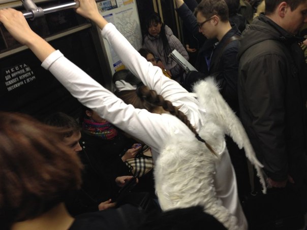 В московском метро сегодня не самые обычные пассажиры! Смотрите сами! #АнгелИлиДемон
