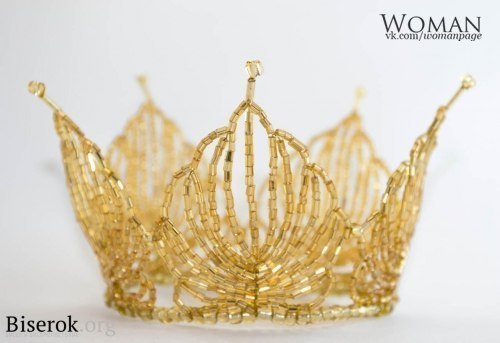 Золотая корона из бисера.